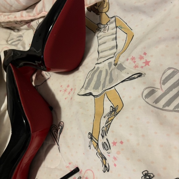 Christian Louboutin  “So Kate” authentic Black Heels with Signature Red Sole - Picture 6 of 6